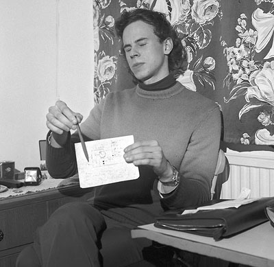Eki Kassamaan luona kylässä Brightonissa 17.1.1976. Kädessä radiolähettimen kytkentäkaava.